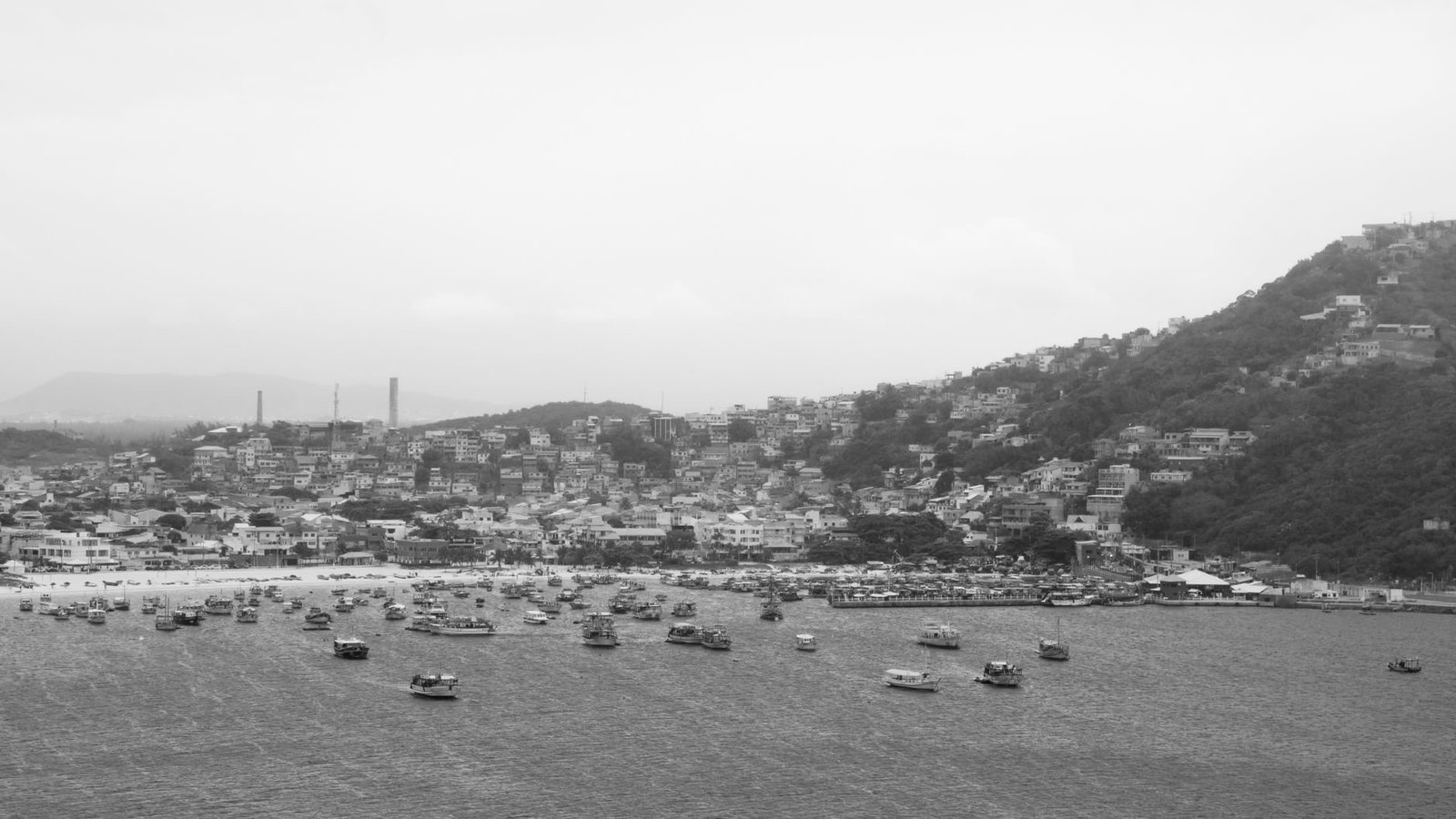 Vidigal: o Mirante mais Cool da Zona Sul do Rio 4 Vista aérea em preto e branco da cidade na baía do Rio de Janeiro