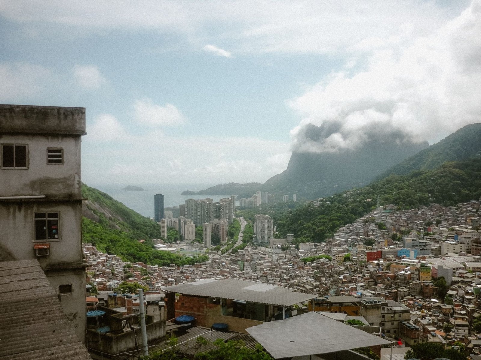 Vidigal: o Mirante mais Cool da Zona Sul do Rio 3 Vista panorâmica do Rio de Janeiro com montanhas ao redor