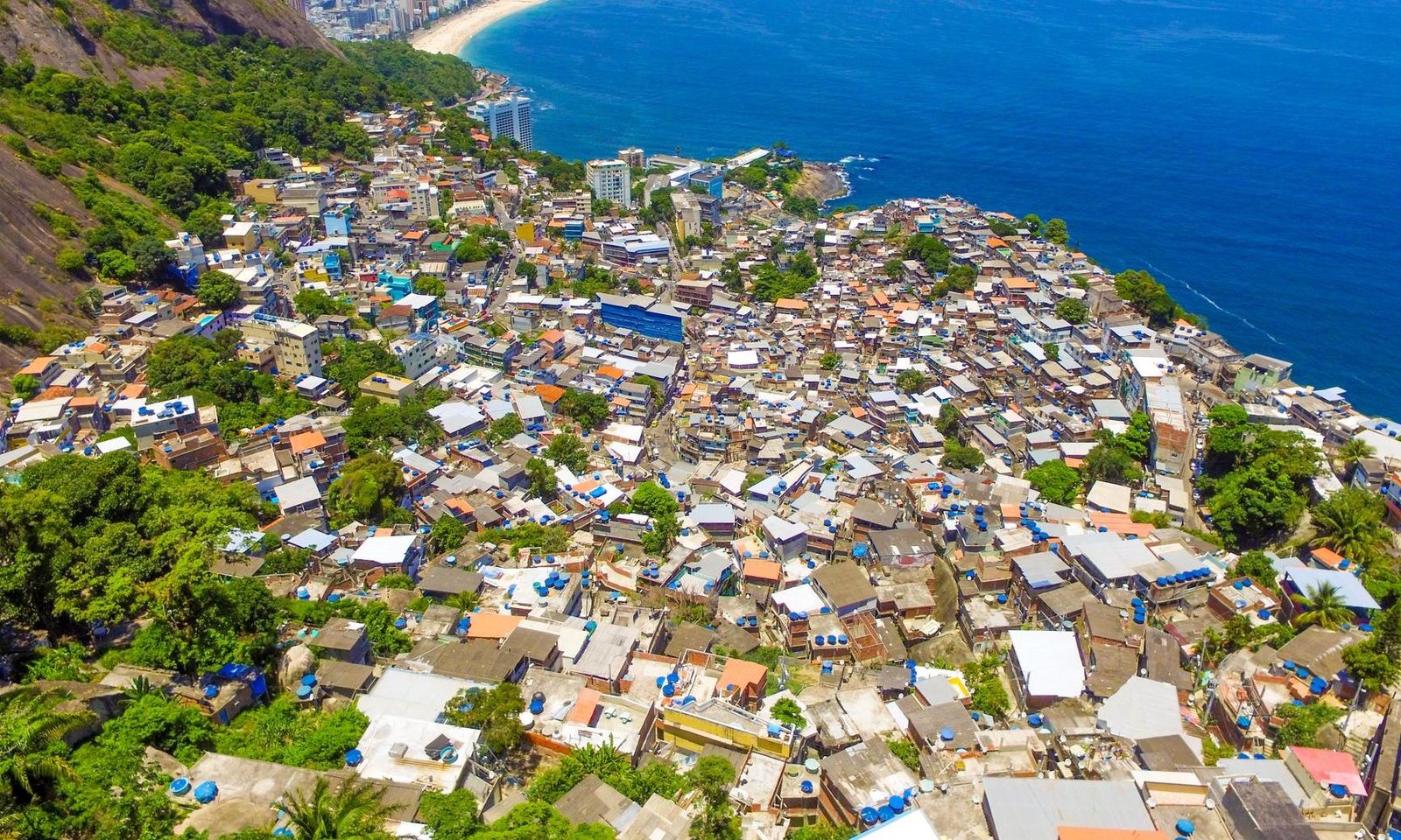 Vidigal: o Mirante mais Cool da Zona Sul do Rio 1 Vista aérea da comunidade do Vidigal com o mar ao fundo