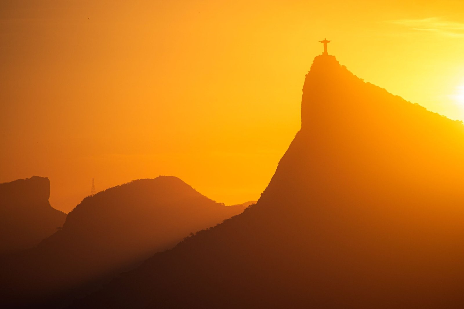 Cristo Redentor de Uber, Carro ou a Pé: Dúvidas Respondidas 1 Cristo Redentor visto de baixo, no topo do Corcovado, no Rio de Janeiro